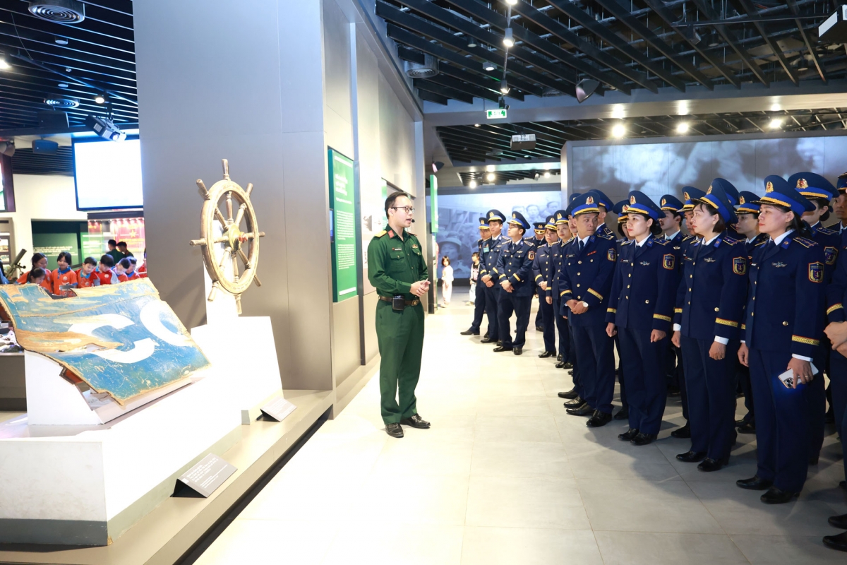 Đoàn đại biểu tham quan, học tập truyền thống tại Bảo tàng Lịch sử Quân sự Việt Nam.