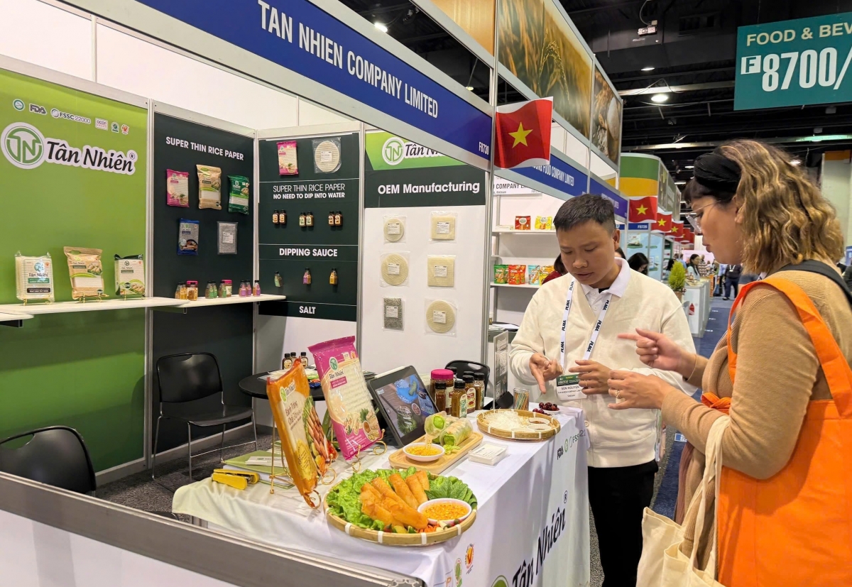 (Ảnh: Ông Nguyễn Ngọc Sơn - Giám đốc Kinh doanh Công ty Tân Nhiên tiếp đối tác tại Triển lãm)