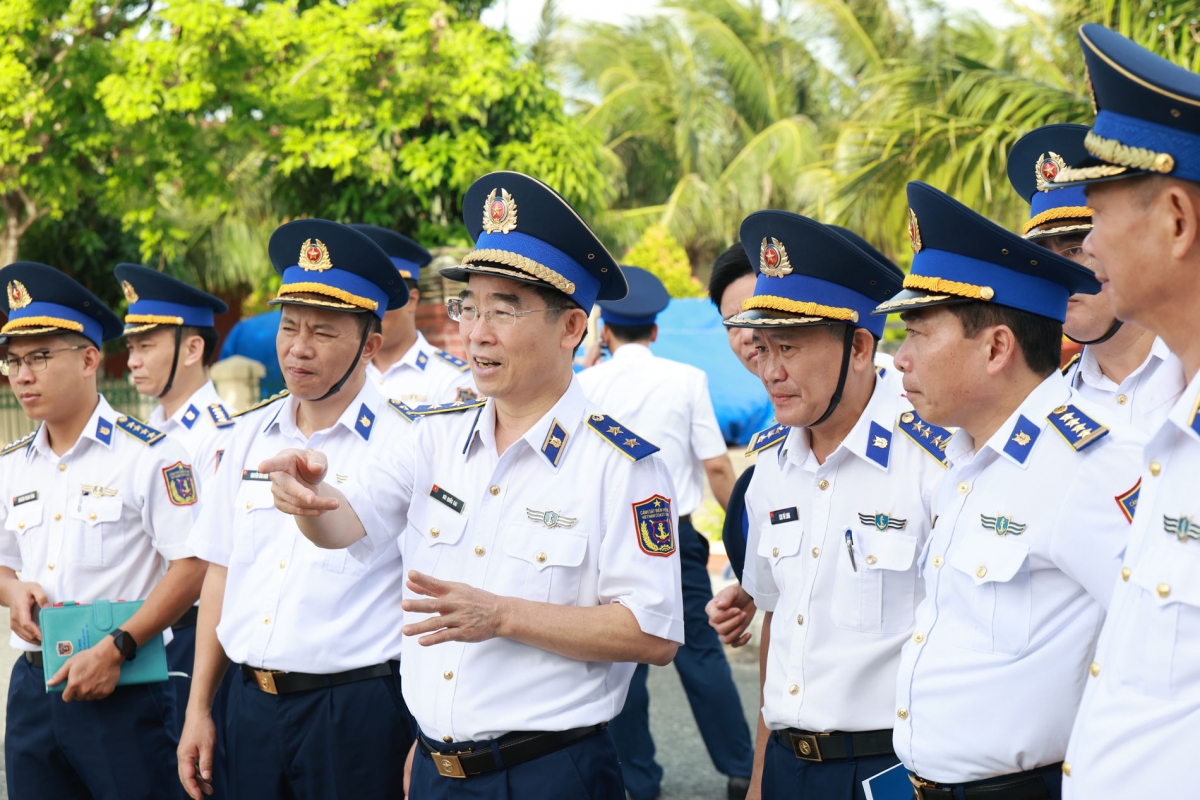 Trung tướng Bùi Quốc Oai biểu dương những nỗ lực, cố gắng của cán bộ, nhân viên, chiến sĩ đơn vị.