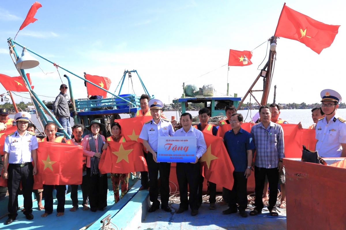 Đại tá Hoàng Quốc Hoàn, Phó Chính ủy Vùng 5 Hải quân thăm, động viên ngư dân Cà Mau và trao tặng địa phương 300 lá cờ Tổ quốc