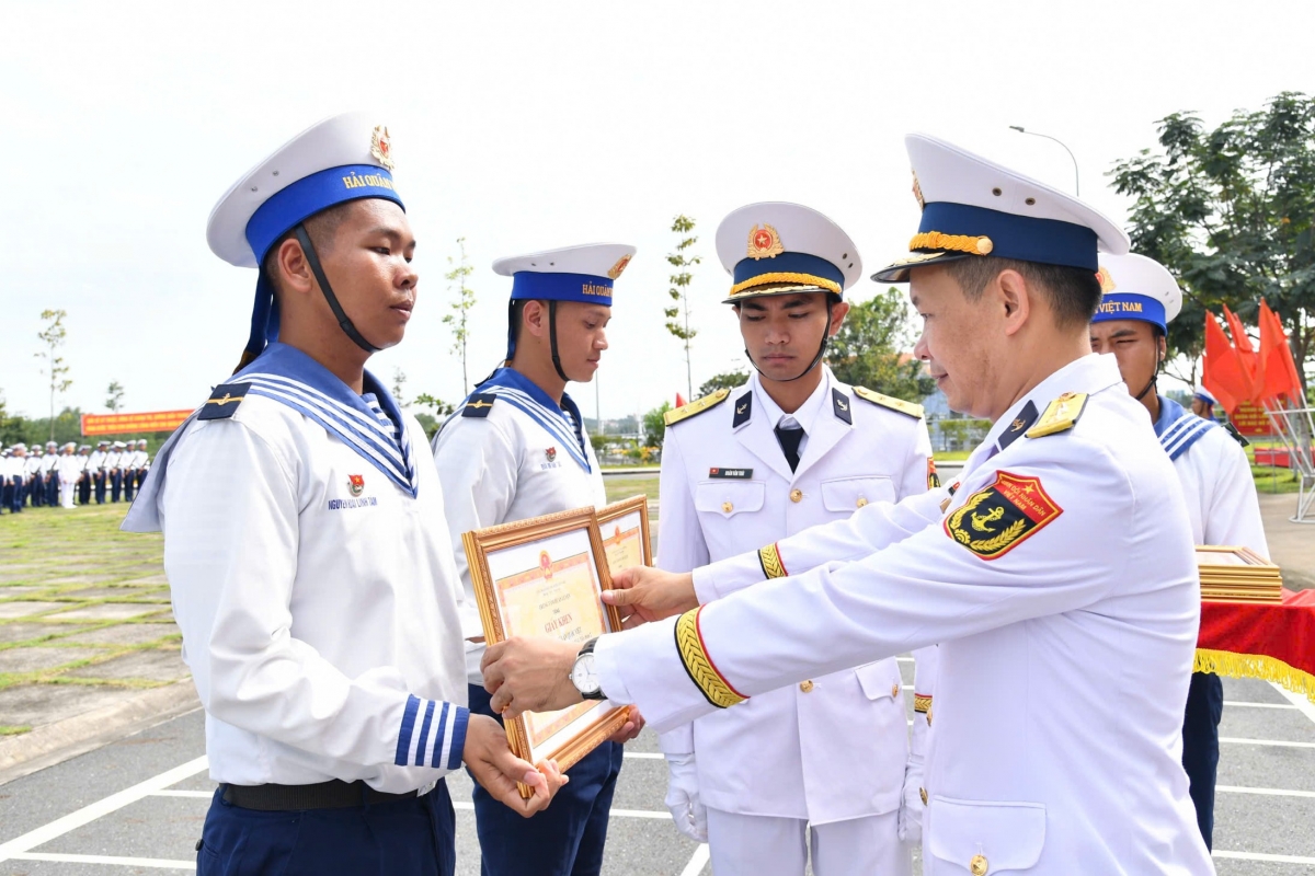 Thượng tá Vũ Mạnh Hòa, Chính ủy Trung tâm trao thưởng cho các cá nhân có thành tích tốt trong khóa đào tạo