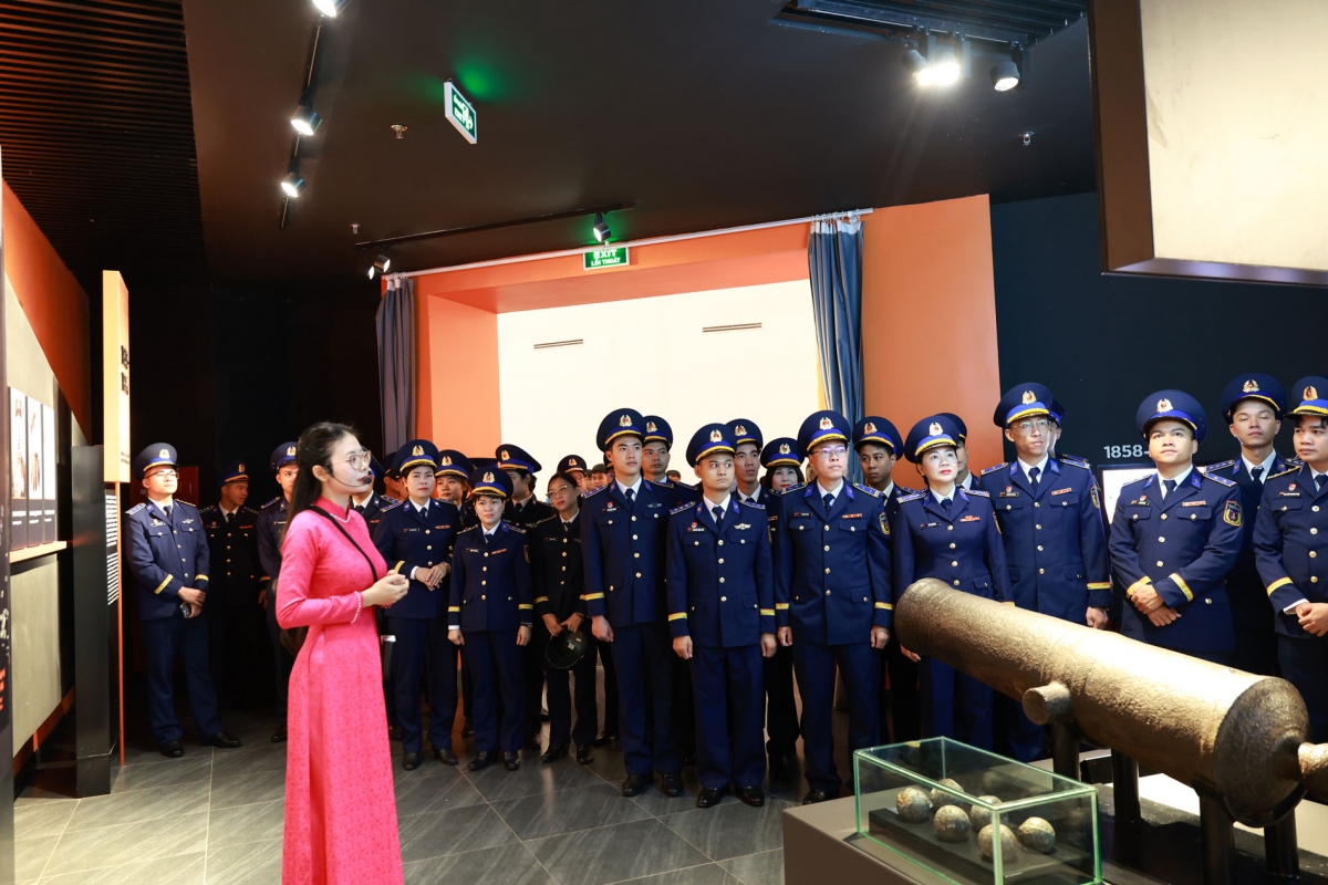 Đoàn đại biểu tham quan, học tập truyền thống tại Bảo tàng Lịch sử Quân sự Việt Nam.