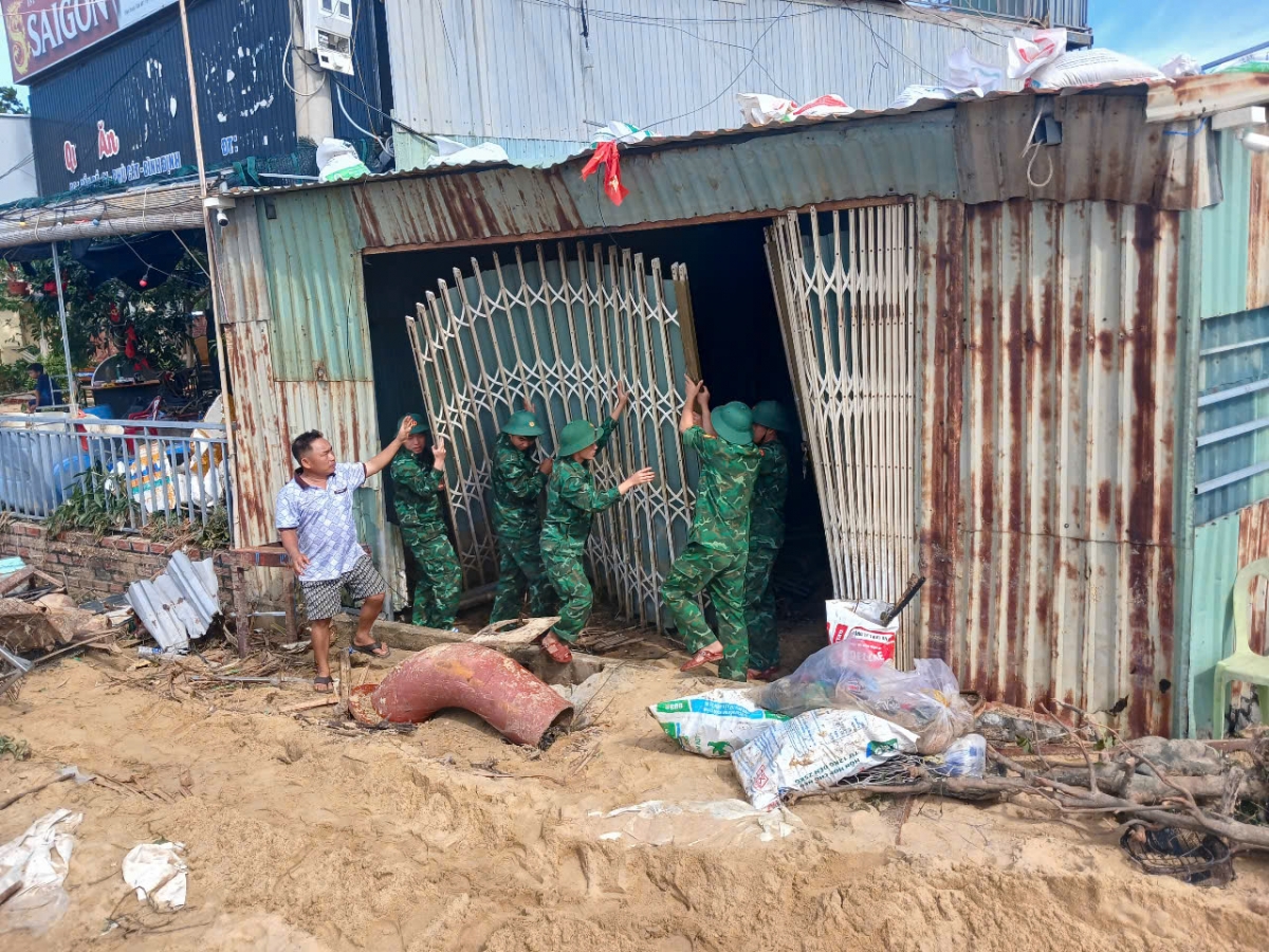 Đồn Biên phòng Cát Khánh hỗ trợ người dân làng chài Đề Gi sau bão. Ảnh: Hữu Nghị