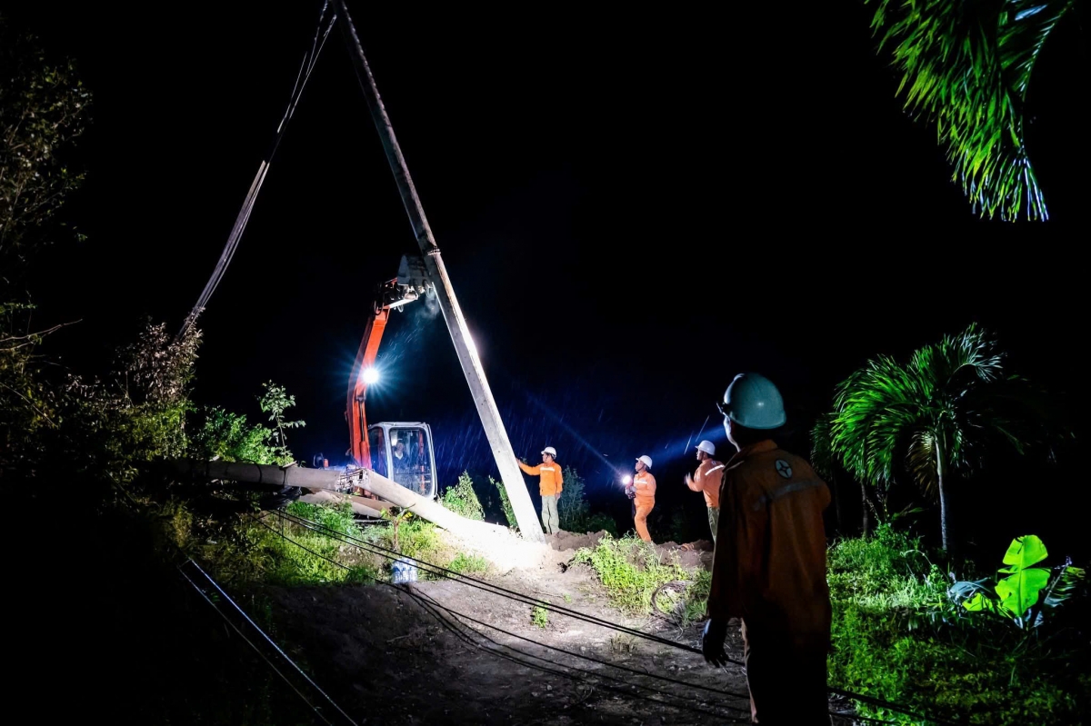 Không quản ngày đêm, các công nhân điện lực Đắk Lắk dựng cột điện thay thế trụ cột bị gãy đổ.