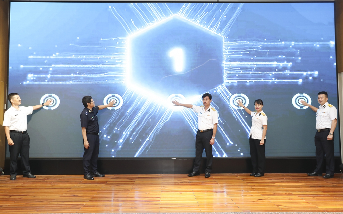 Các đại biểu thực hiện nghi thức golive quy trình