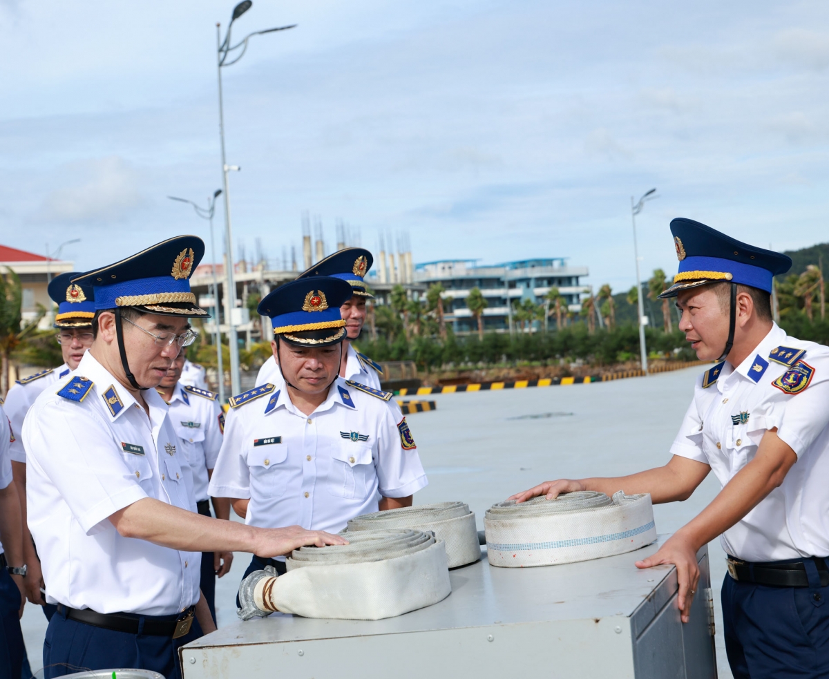 Kiểm tra các hệ thống thiết yếu tại cảng Hải đội 401.​​​