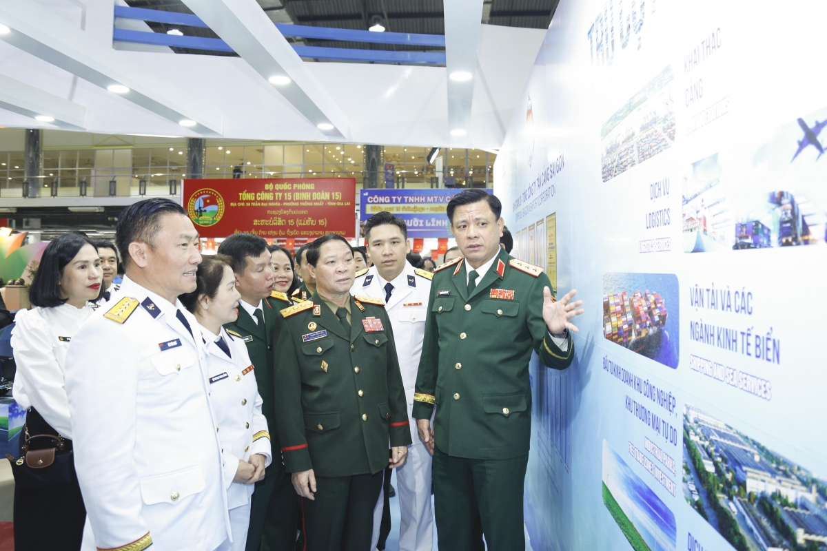 Thượng tướng Nguyễn Trường Thắng và Thượng tướng Saichay Kommasith tham quan khu triển lãm của Tổng công ty Tân Cảng Sài Gòn