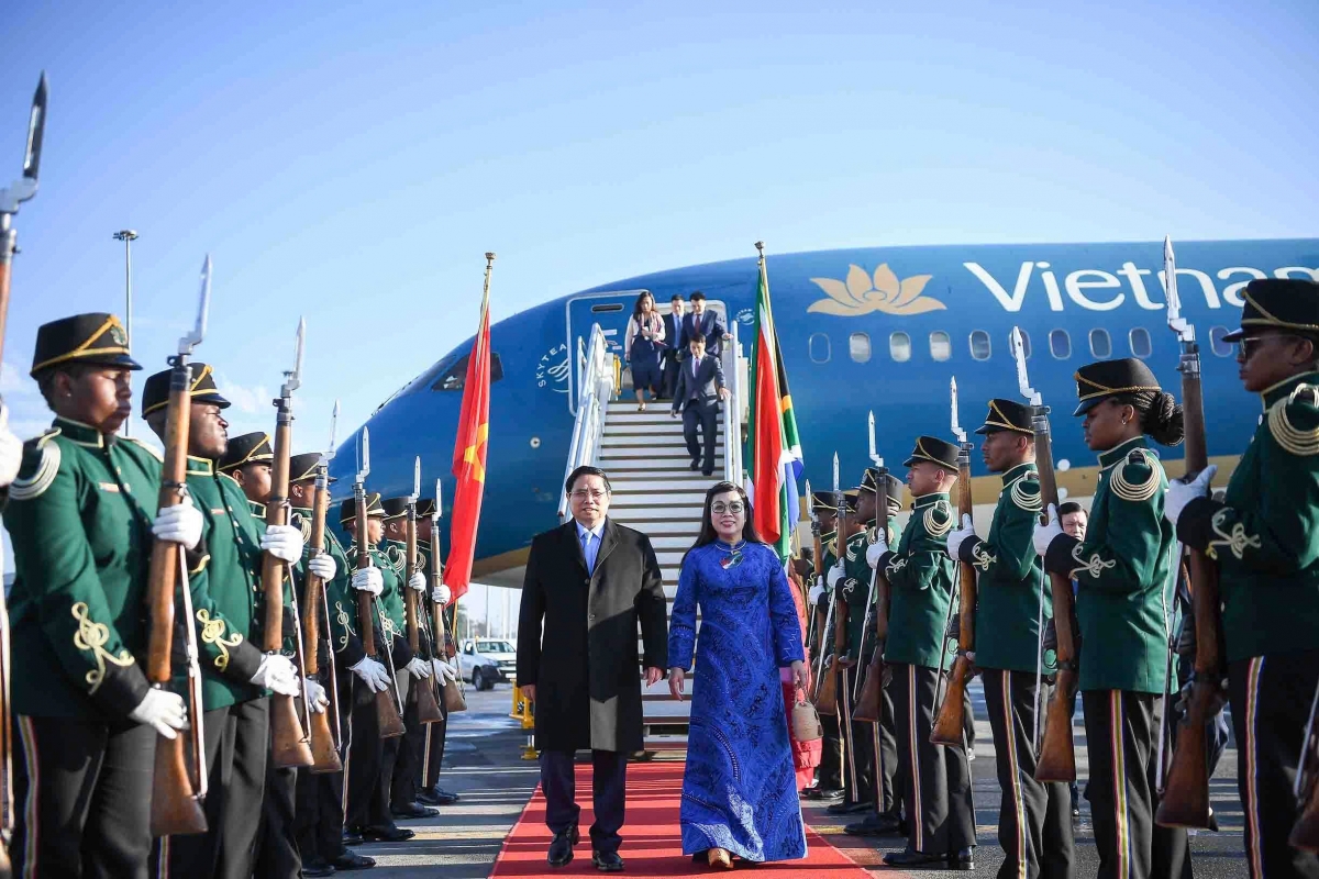 Chuyên cơ chở Thủ tướng Phạm Minh Chính cùng Phu nhân và Đoàn đại biểu cấp cao Việt Nam đã hạ cánh tại sân bay ở thành phố Johannesburg, Cộng hòa Nam Phi.