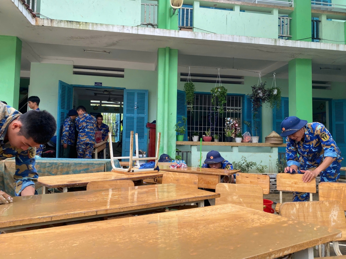 CBCS Lữ đoàn 101 sửa chữa bàn ghế hỏng tại trường học giúp các em sớm trở lại trường