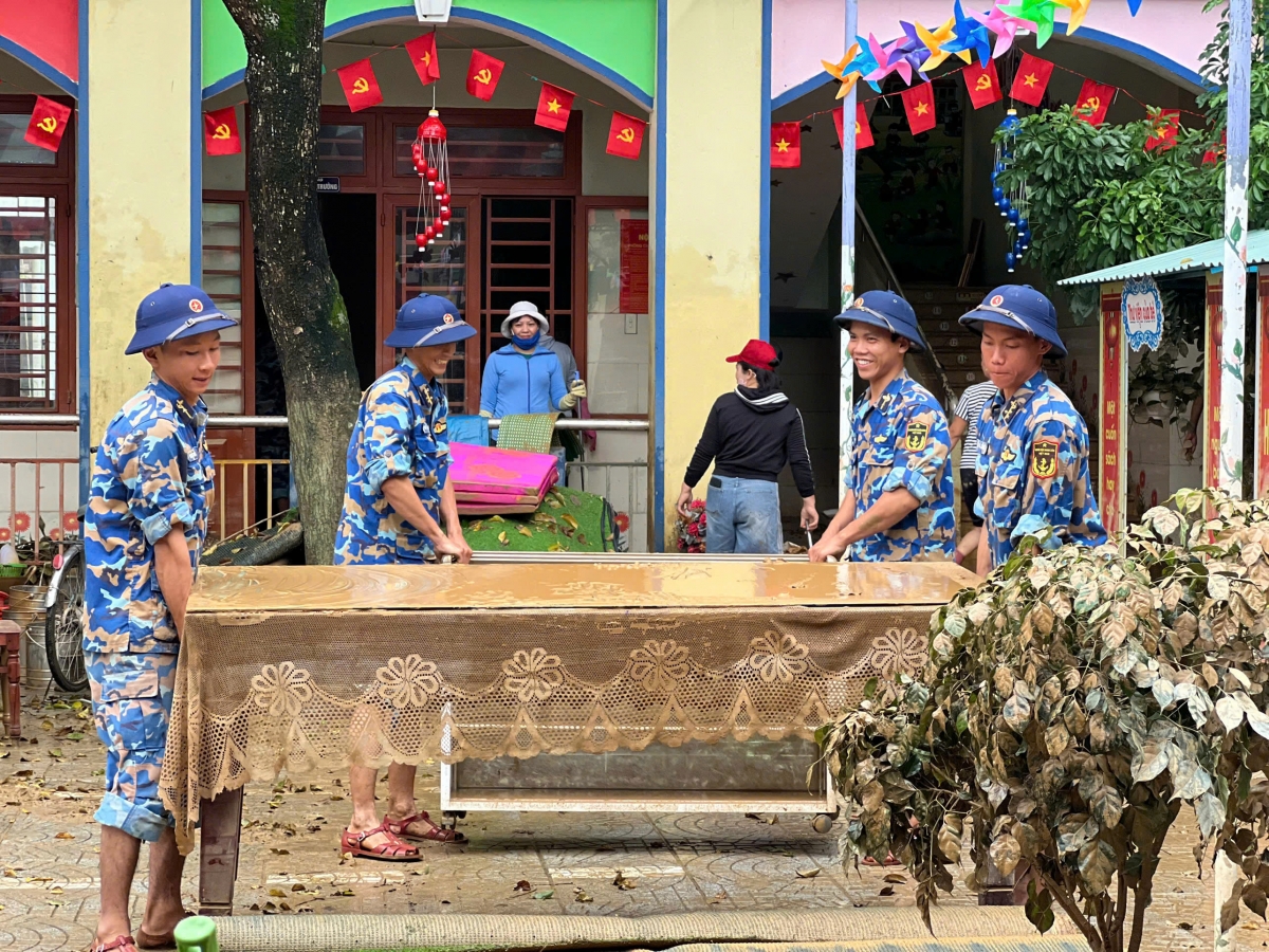 Cán bộ, chiến sĩ Tiểu đoàn 353 dọn dẹp Trường Mầm Non Điện Phương, phường Điện Bàn, thành phố Đà Nẵng