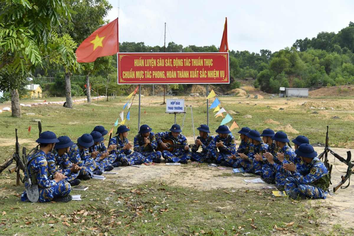 Giờ giải lao trên thao trường của cán bộ, chiến sĩ Tiểu đoàn 565, Vùng 5 Hải quân
