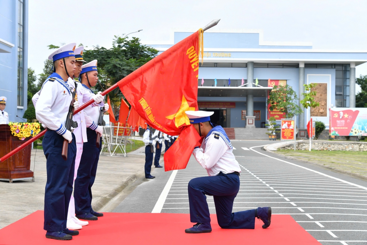 Trung sĩ Nguyễn Ngọc Minh, Học viên Máy tàu, thực hiện tuyên thệ dưới Quân kỳ Quyết thắng