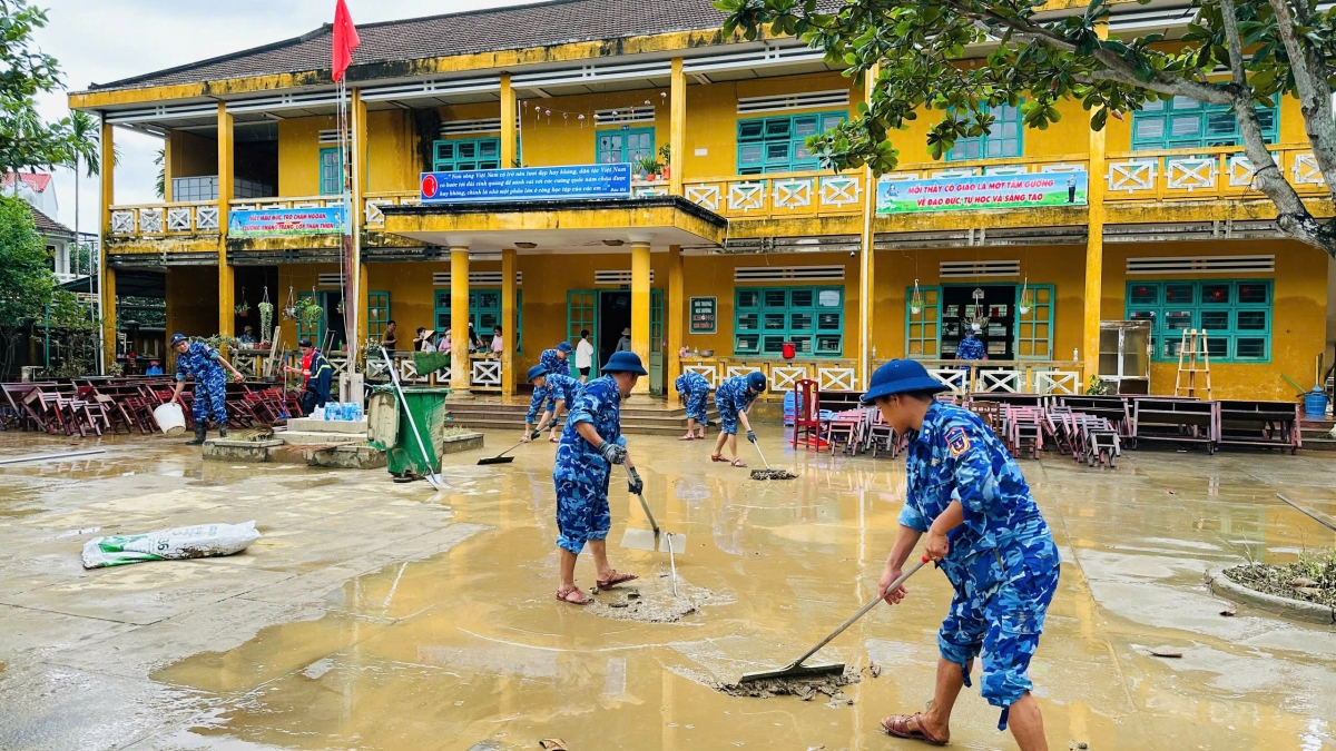 Trường học và các công trình công cộng bị ngập lụt nghiêm trọng.