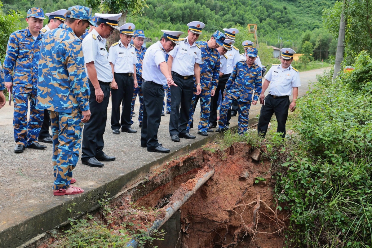 Đồng chí Đại tá Vũ Đình Hiển, Phó Tư lệnh - Tham mưu trưởng Vùng 3 Hải quân kiểm tra, chỉ đạo công tác phòng chống sụt lún khối các đơn vị bờ tại Trung tâm Bảo đảm Kỹ thuật Vùng.