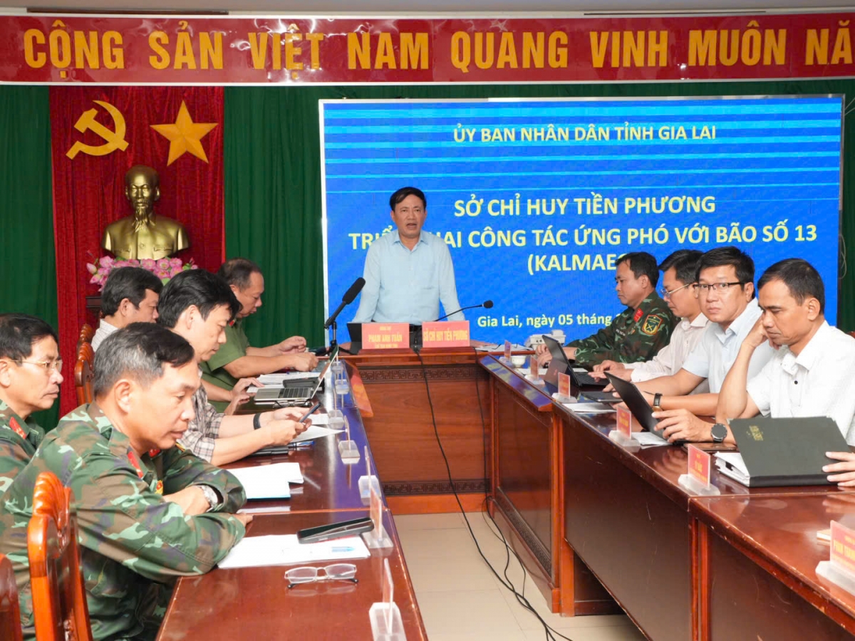 Ông Phạm Anh Tuấn- Chủ tịch UBND, Chỉ huy trưởng Sở Chỉ huy tiền phương tỉnh Gia Lai chỉ đạo ttong cuộc họp.