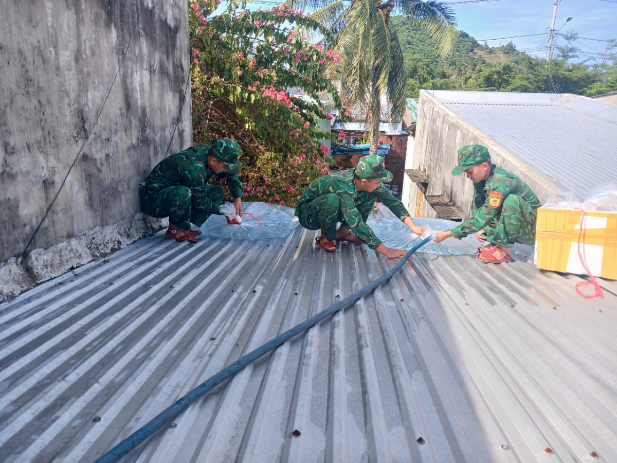 Lực lượng biên phòng hỗ trợ người dân chèn chống nhà cửa ngày 5/11.