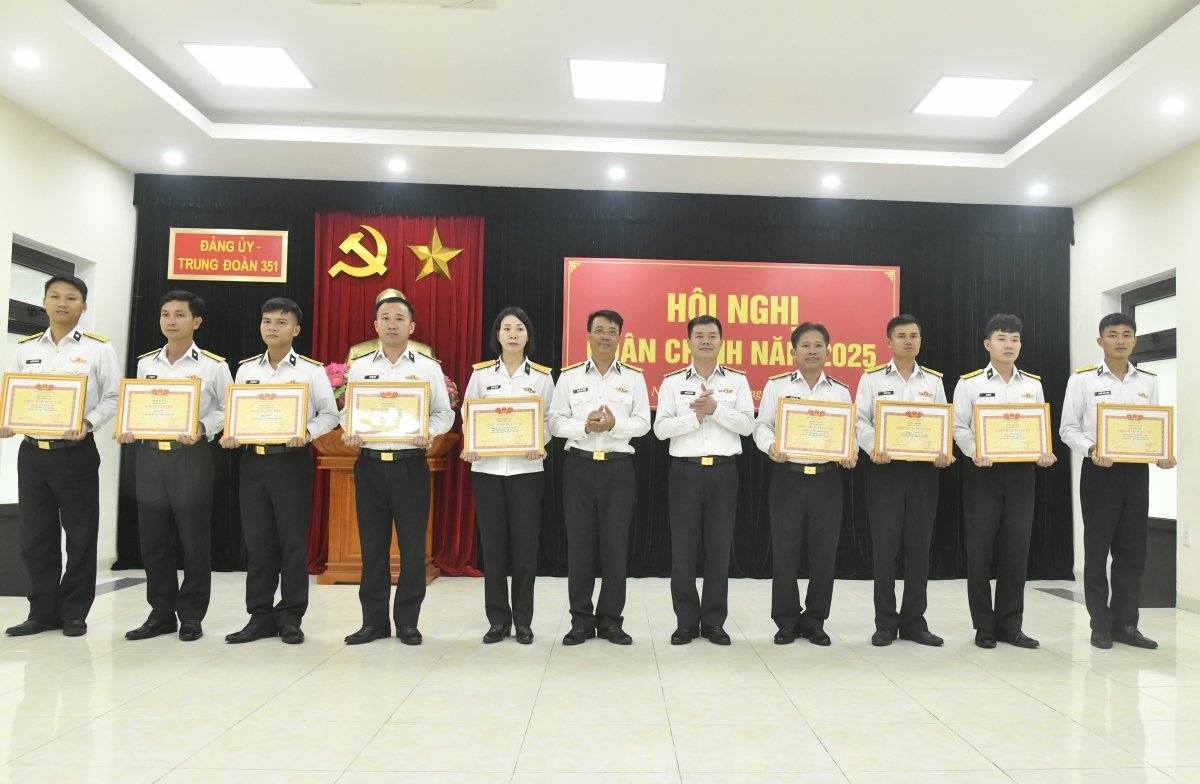 Đồng chí Chính ủy và đồng chí Trung đoàn trưởng, trao thưởng cho các tập thể cá nhân đạt thành tích xuất sắc trong phong trào TĐQT năm 2025