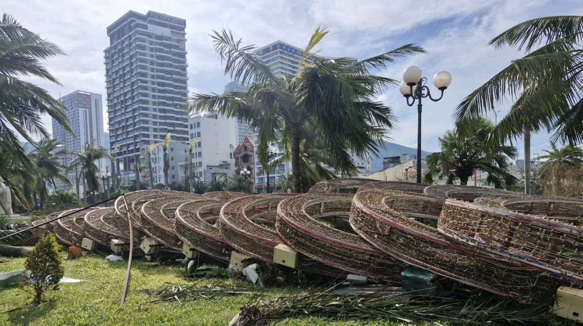 Công trình ở phường Quy Nhơn tan hoang vì bão. Ảnh: Nguyễn Thảo