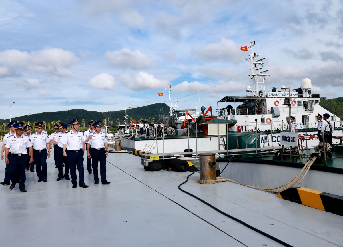 Trung tướng Bùi Quốc Oai kiểm tra các việc neo đậu của các tàu CSB tại cảng Hải đội 401.
