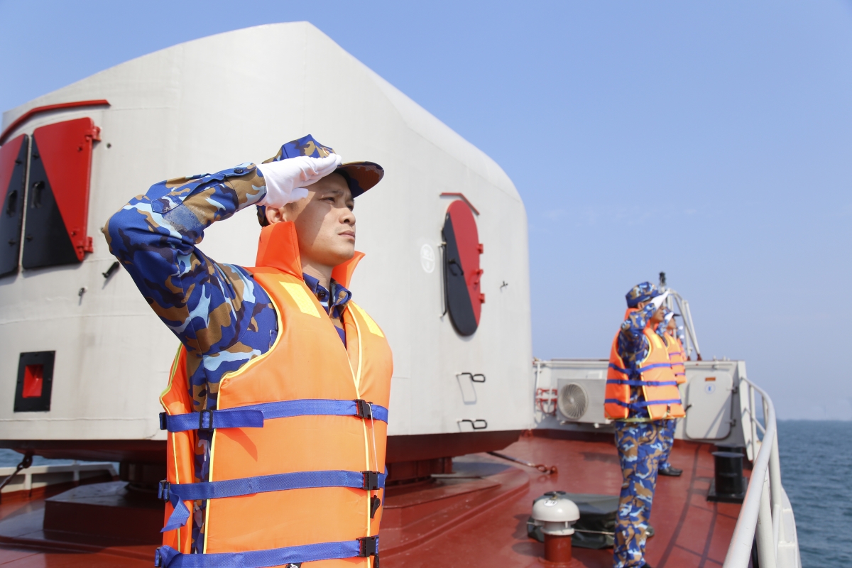 Thủy thủ Hải quân hai nước thực hiện nghi thức chào nhau trên biển