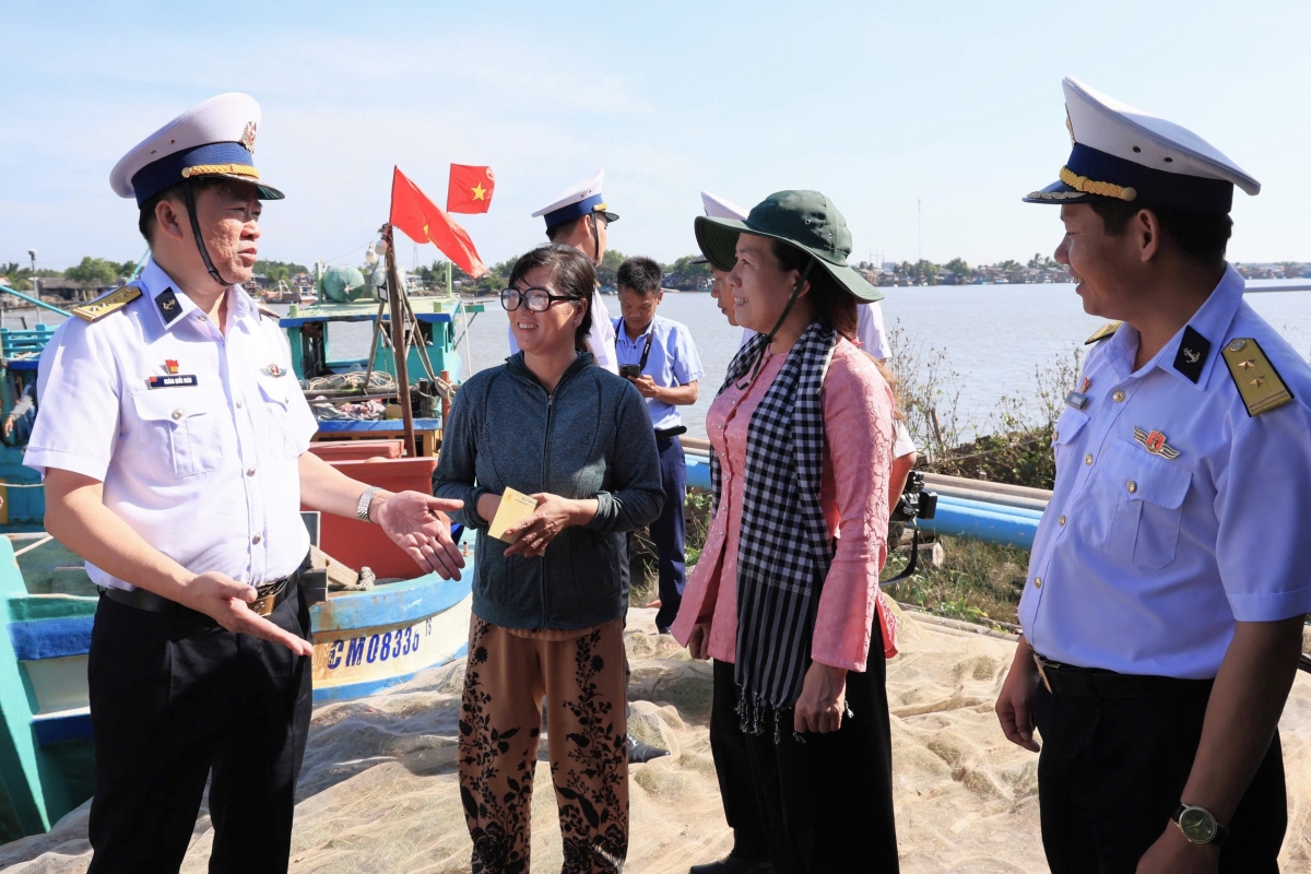 Đại tá Hoàng Quốc Hoàn, Phó Chính ủy Vùng 5 Hải quân (áo trắng bên trái) trao quà, động viên ngư dân Cà Mau