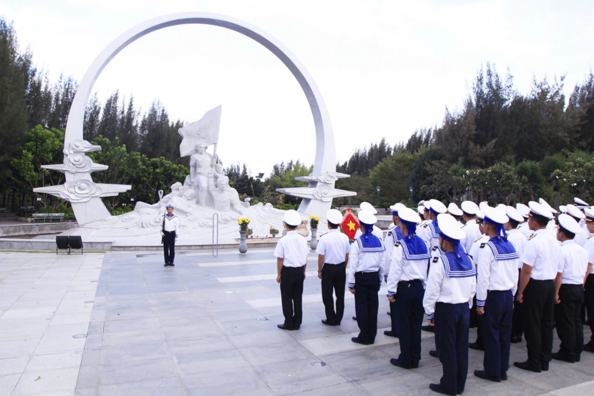 Tuổi trẻ Hải quân dâng hương tưởng nhớ các AHLS