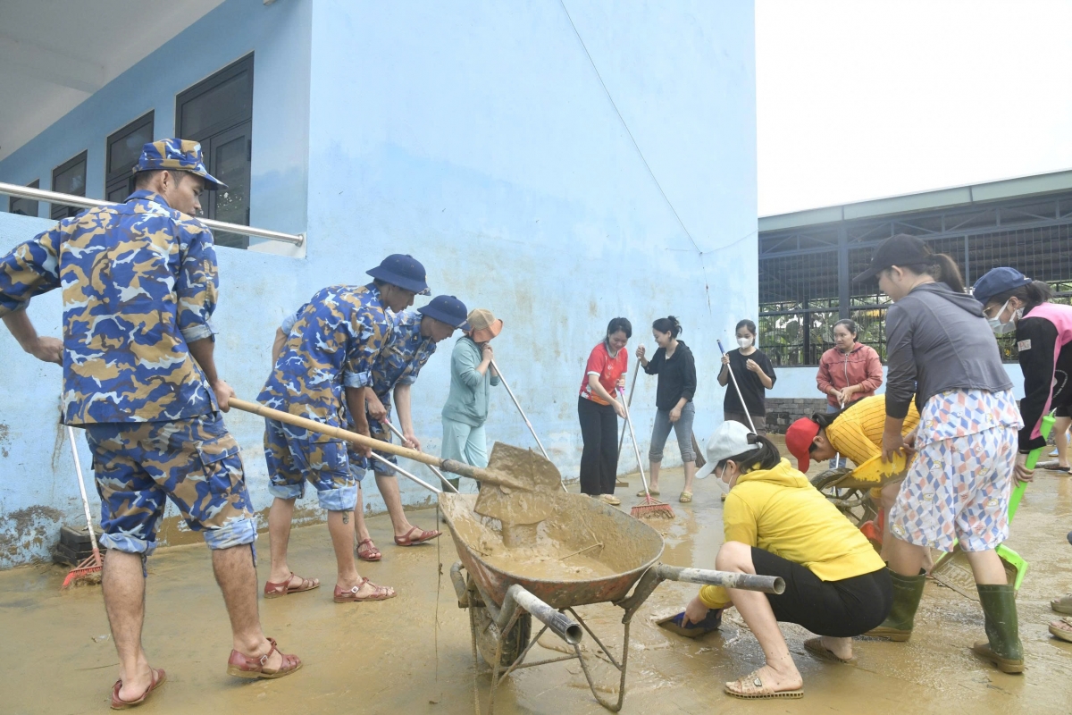 Lớp bùn non sau lũ đang được dọn dẹp