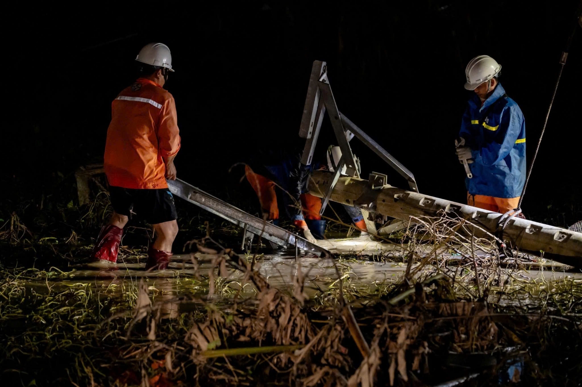 Tổng Công ty Điện lực Miền trung cũng đã huy động 250 cán bộ, kỹ sư, công nhân và nhiều phương tiện vào vùng rốn lũ tỉnh Đắk Lắk hỗ trợ tu sửa hạ tầng lưới điện cấp lại cho bà con.