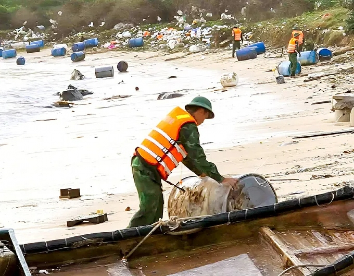 Lực lượng chức năng Đặc khu Phú Quý (tỉnh Lâm Đồng) hỗ trợ người dân thu gom lồng bè nuôi trồng thủy sản.