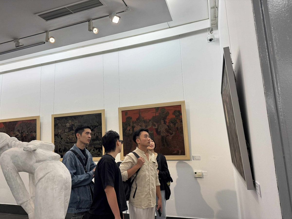 Triển lãm là cơ hội tiếp lửa cho các sinh viên theo chuyên ngành mỹ thuật