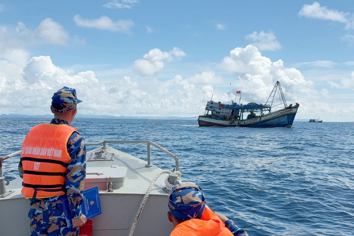 CBCS Lữ đoàn 127 tiếp cận tàu cá tuyên truyền IUU