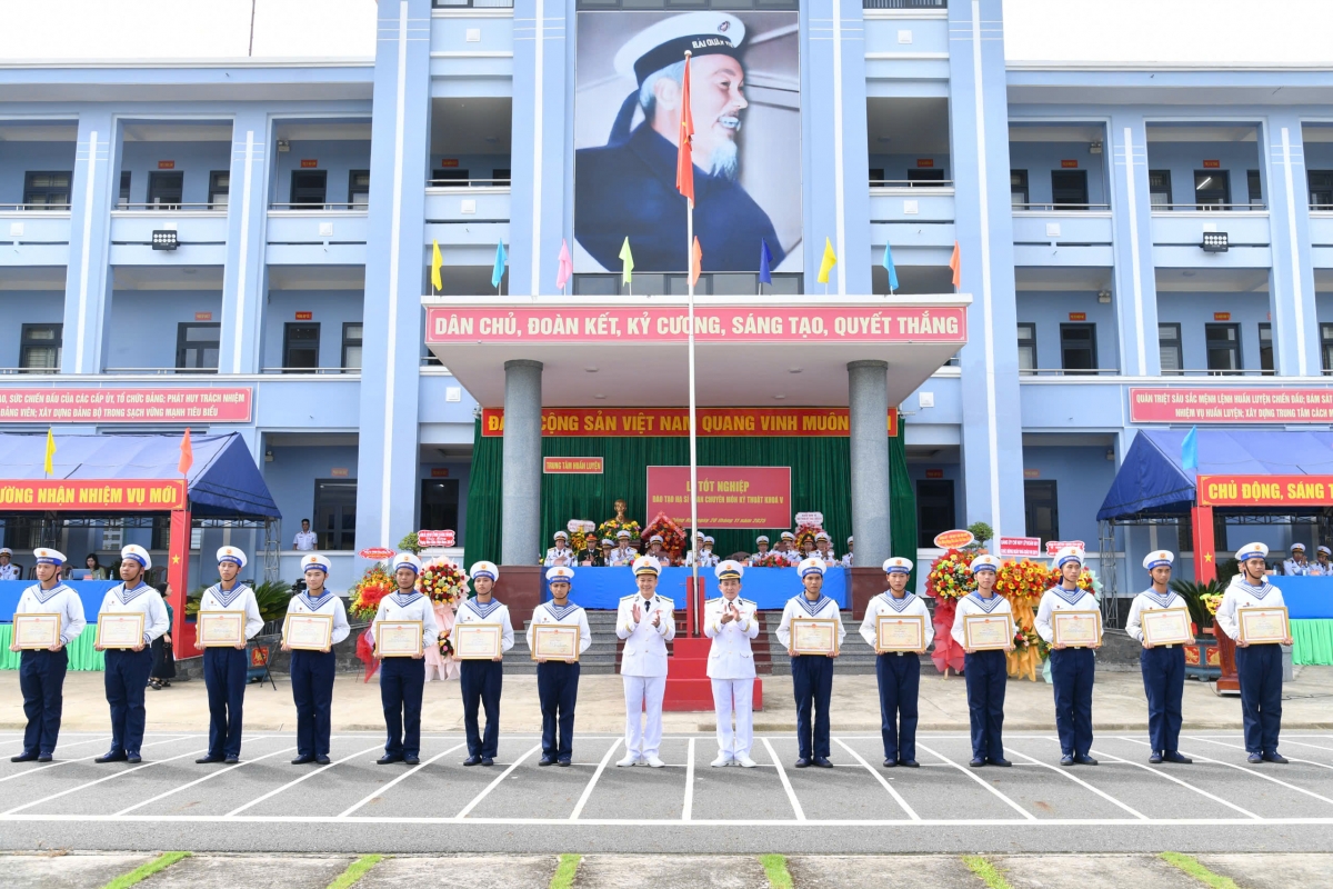 Chỉ huy Trung tâm trao giấy khen cho các cá nhân có thành tích tốt trong khóa đào tạo