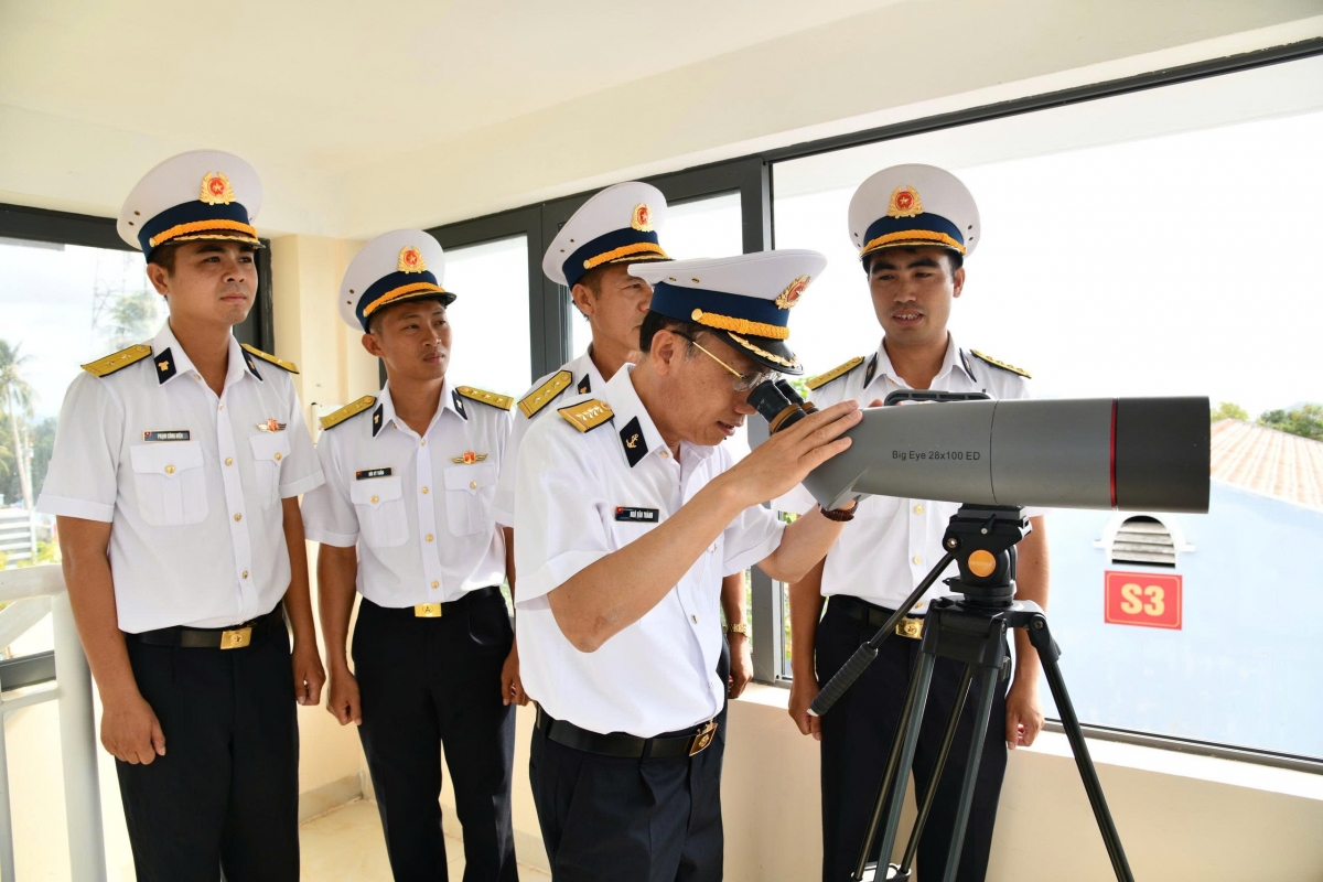 Chính ủy Vùng 5 Hải quân kiểm tra công tác quan sát phát hiện tại Trạm Ra đa