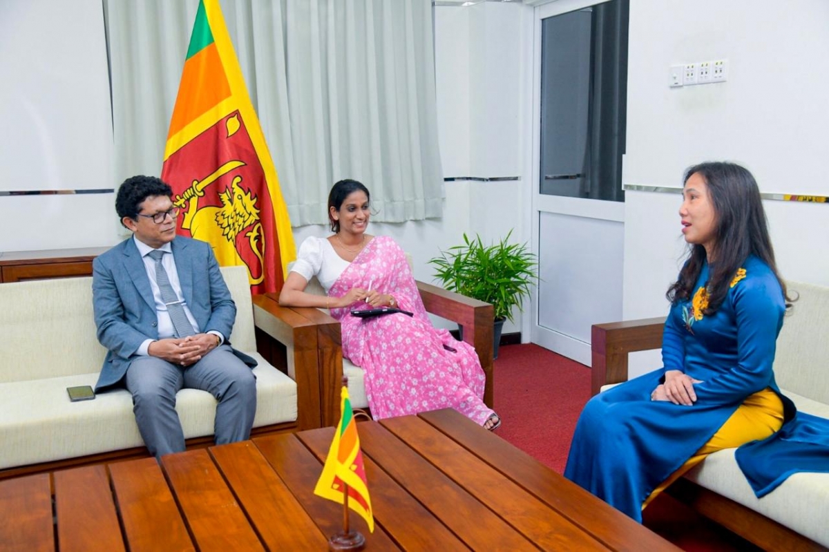 Bộ trưởng Môi trường Sri Lanka Dammika Patabendi bày tỏ sự cảm thông chia sẻ với người dân Việt Nam vì những mất mát trong các trận bão lụt vừa qua.