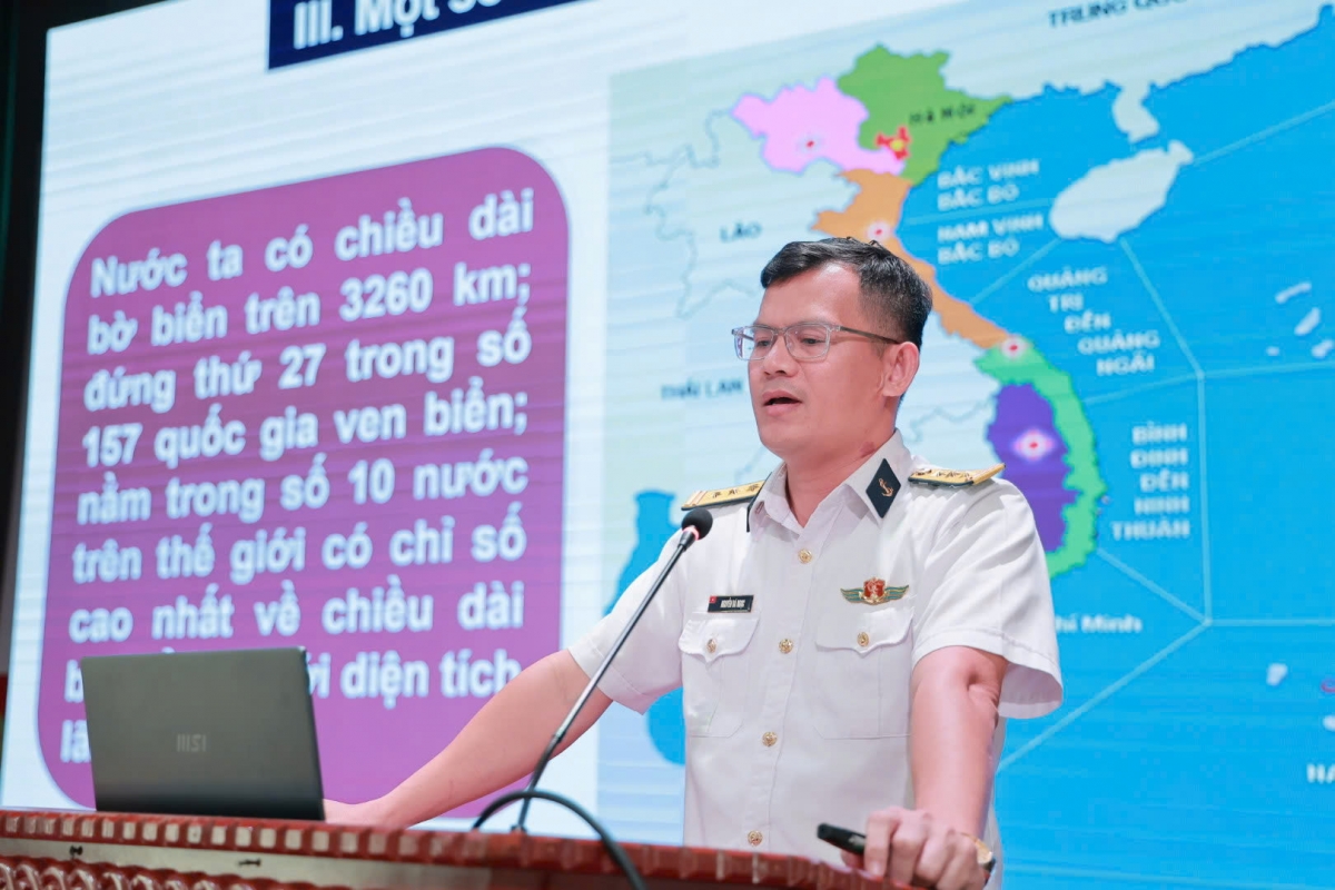 Báo cáo viên Vùng 3 Hải quân trình bày nội dung chuyên đề