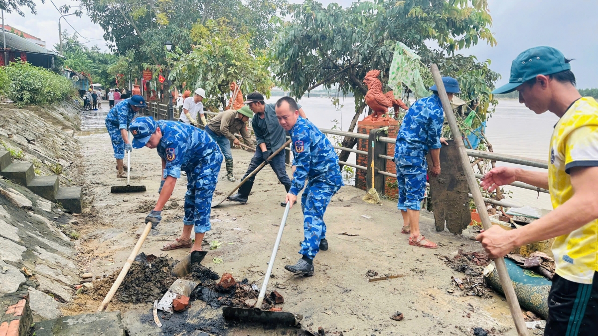 Cán bộ, chiến sĩ BTL Vùng Cảnh sát biển 2 nỗ lưc cùng chính quyền địa phương dọn dẹp, khắc phục hậu quả mưa lũ.