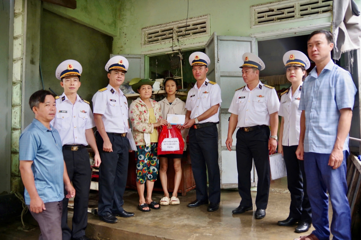 Lữ đoàn 172 tổ chức thăm hỏi, động viên, trao tiền và vật chất của Quân chủng Hải quân hỗ trợ các hộ dân bị thiệt hại do mưa lũ tại phường Hội An, thành phố Đà Nẵng