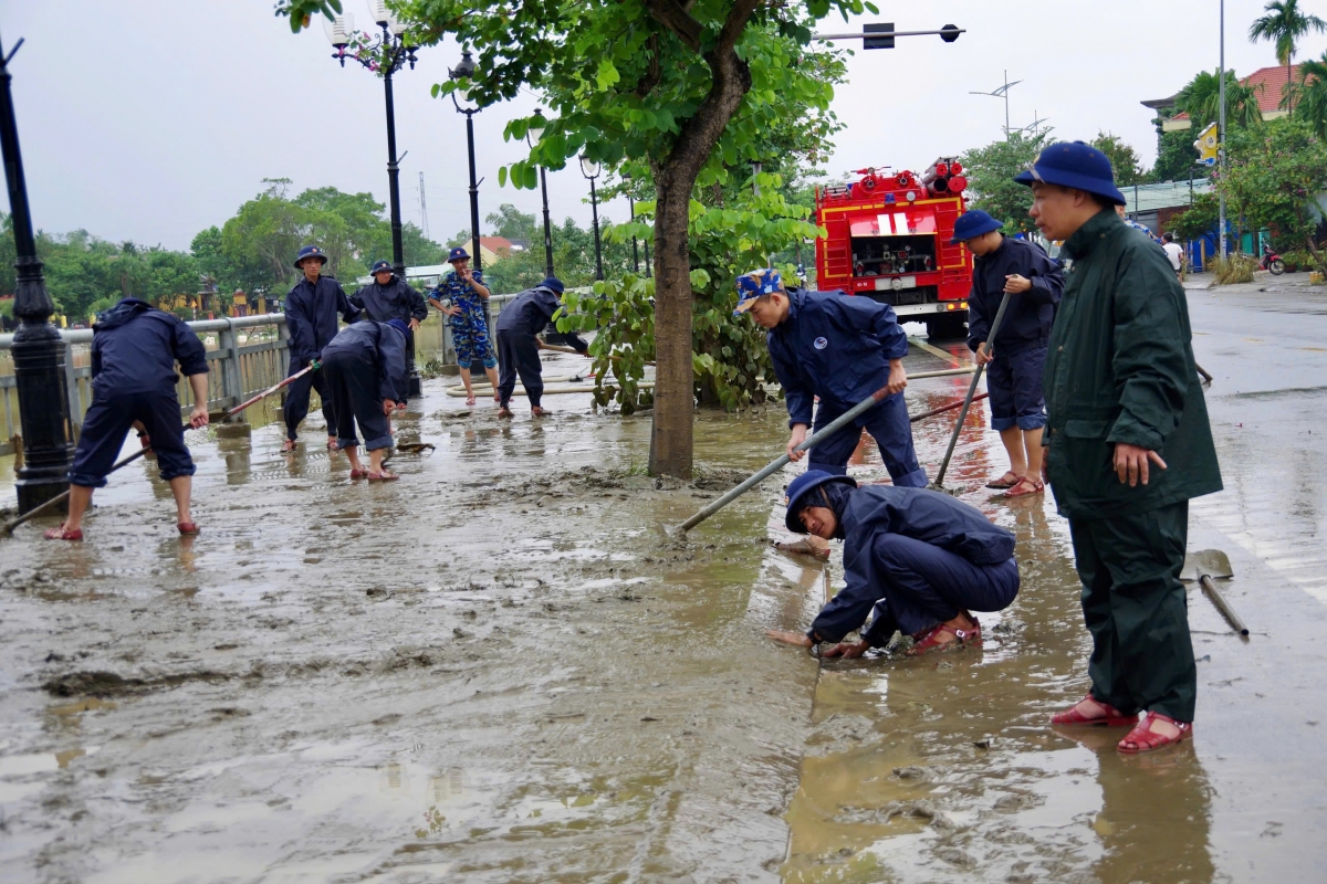 Cán bộ, chiến sĩ Lữ đoàn 172 dọn dẹp bùn đất tại phường Hội An, thành phố Đà Nẵng