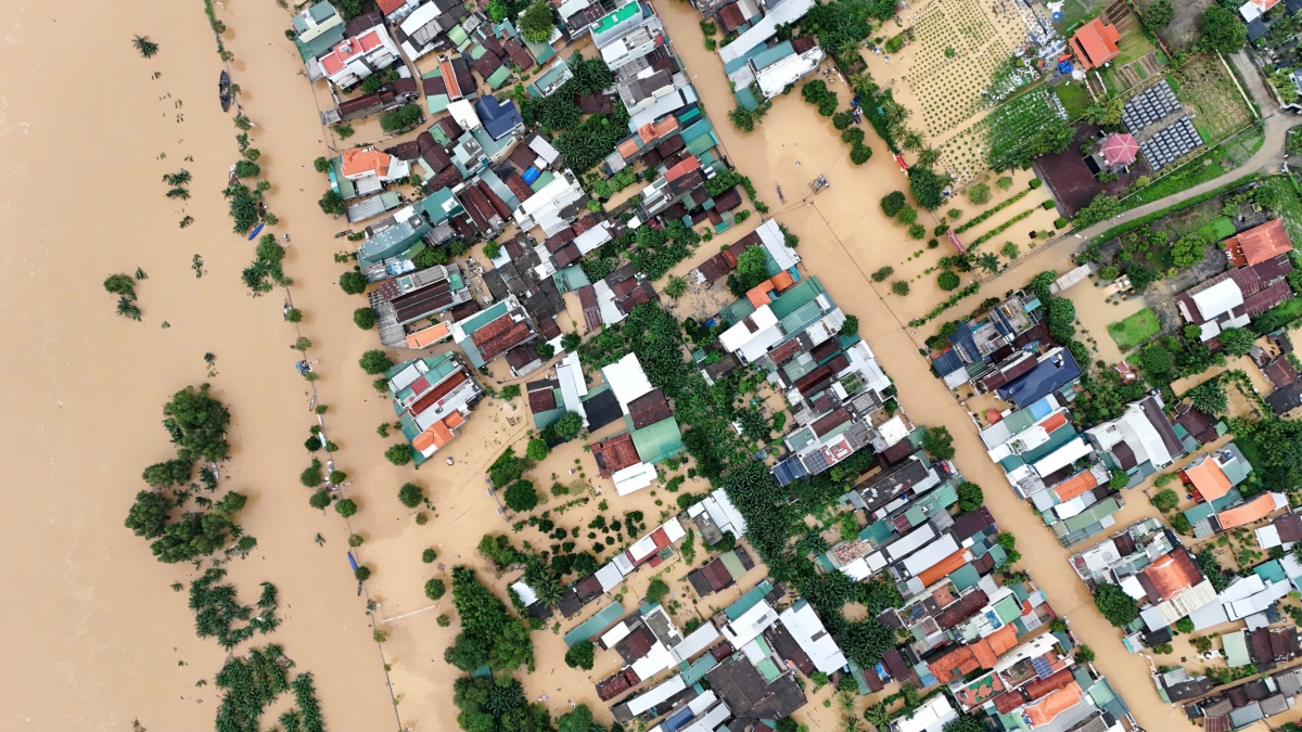 Mưa lũ gây ngập tại khu vực ven sông Trà Khúc, tỉnh Quảng Ngãi. Ảnh: VOV