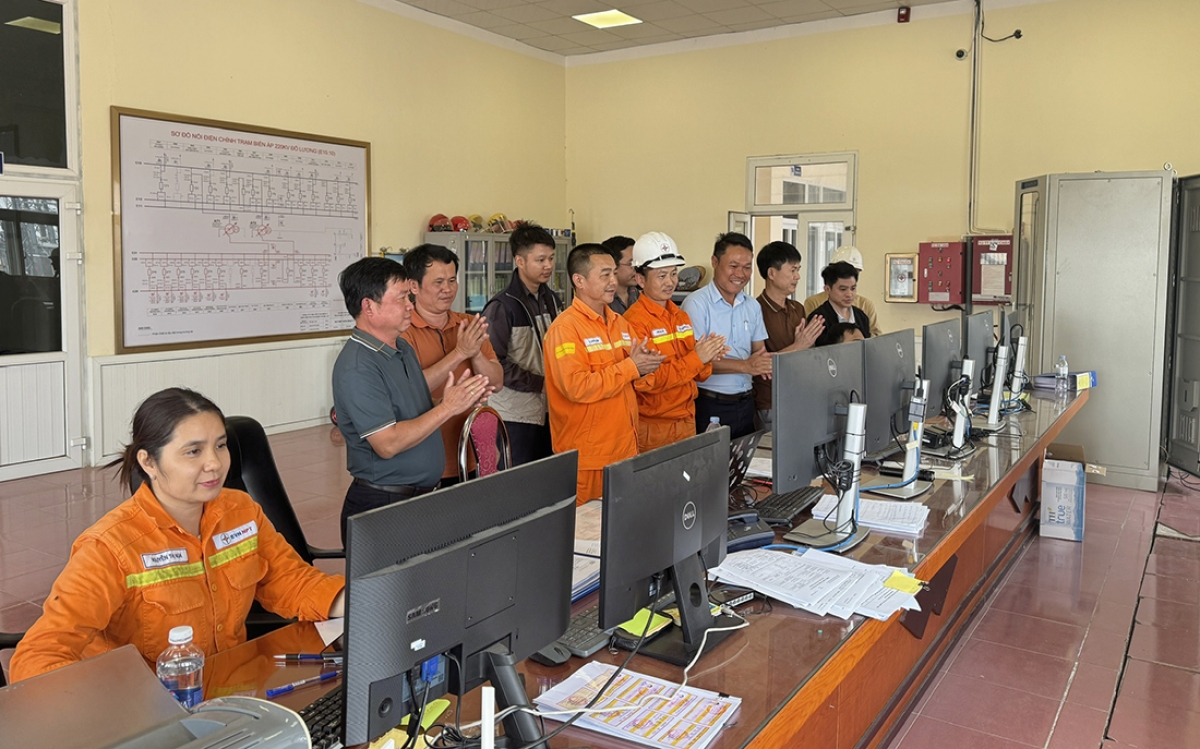 Các đơn vị liên quan chứng kiến thời khắc đóng điện dự án