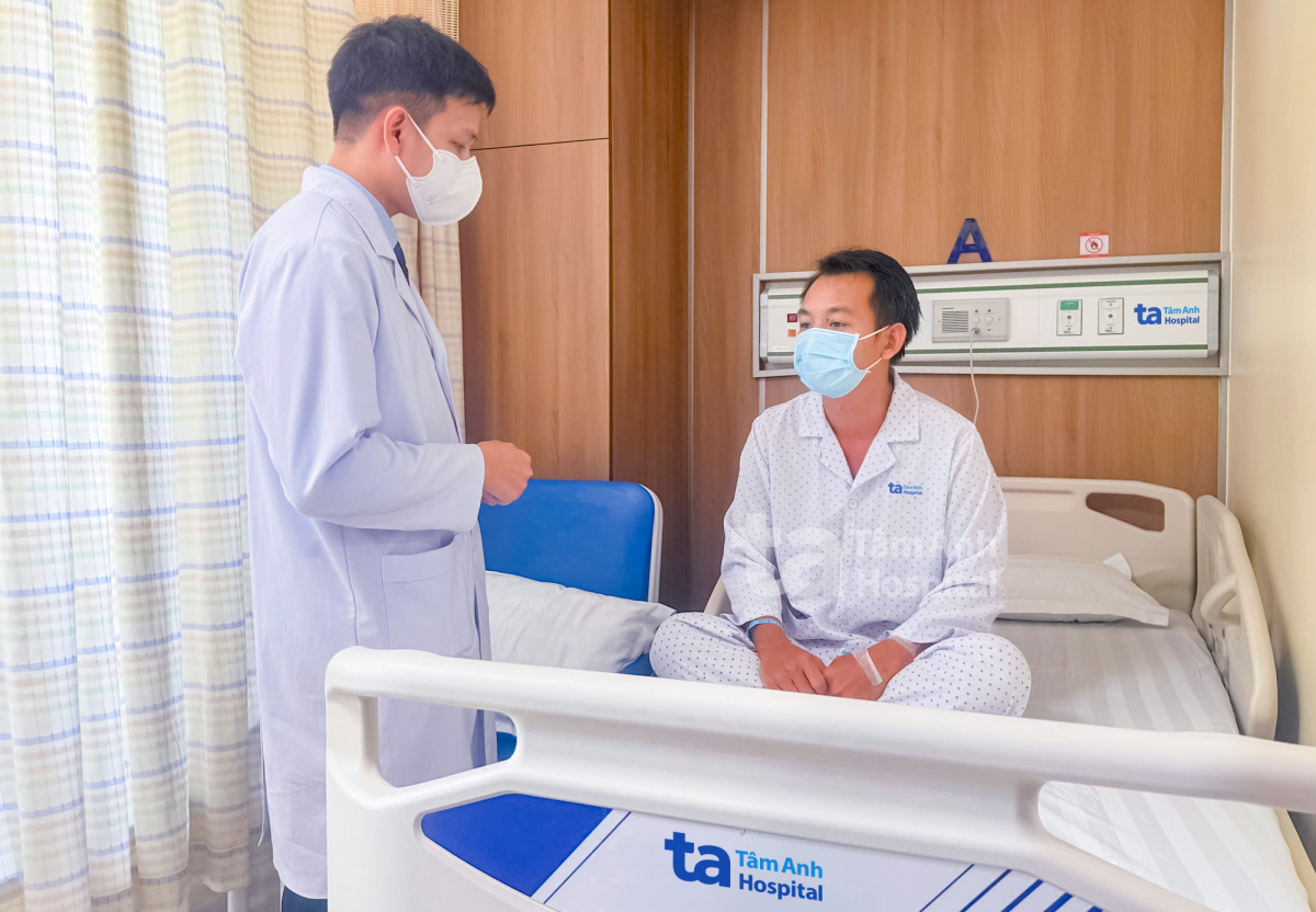 BS Bệnh viện Đa khoa Tâm Anh thăm khám cho một trong những người bệnh bị ngộ độc sau ăn bánh mì (Ảnh BVCC)