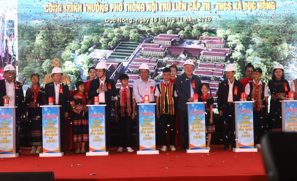 Các đại biểu thực hiện nghị thức khởi công.