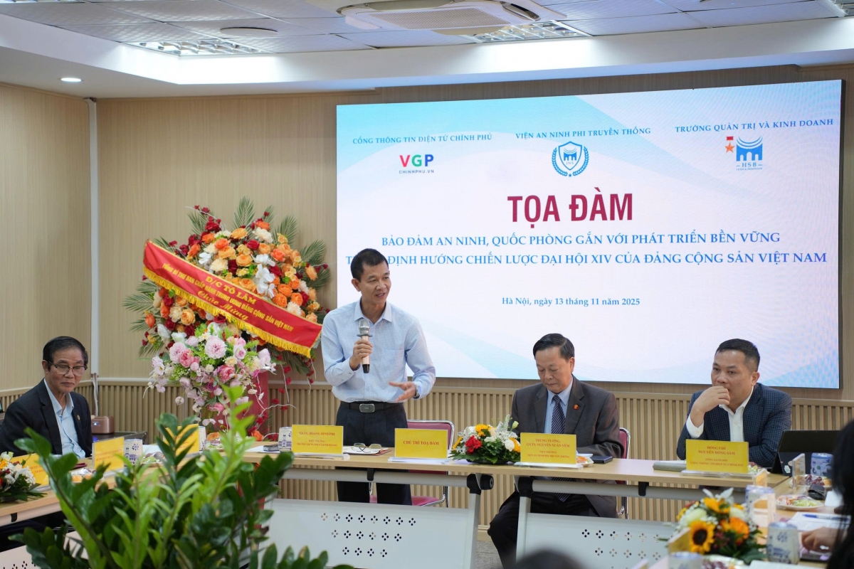 GS. TS. Hoàng Đình Phi, Hiệu trưởng Trường Quản trị và Kinh doanh, Đại học QG Hà Nội phát biểu tại toạ đàm 