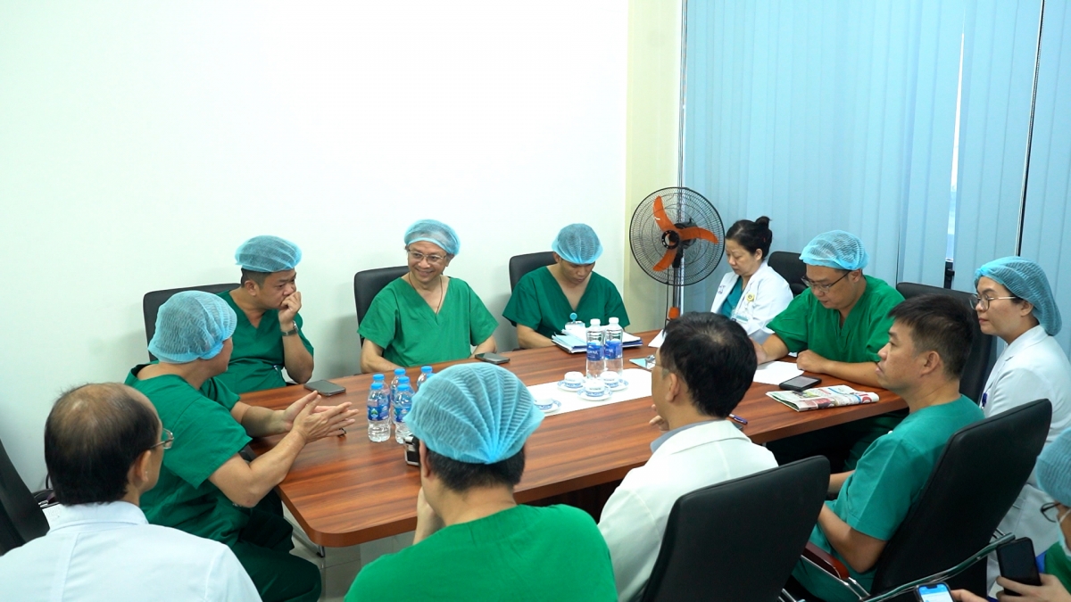 Các bác sĩ hội chẩn 3 lần cùng nhau và thêm 1 lần trước ghép phổi (ảnh BV cung cấp).jpg