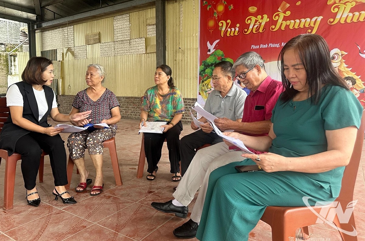 Cán bộ địa chính phường Phan Đình Phùng hướng dẫn người dân cung cấp dữ liệu về đất đai.