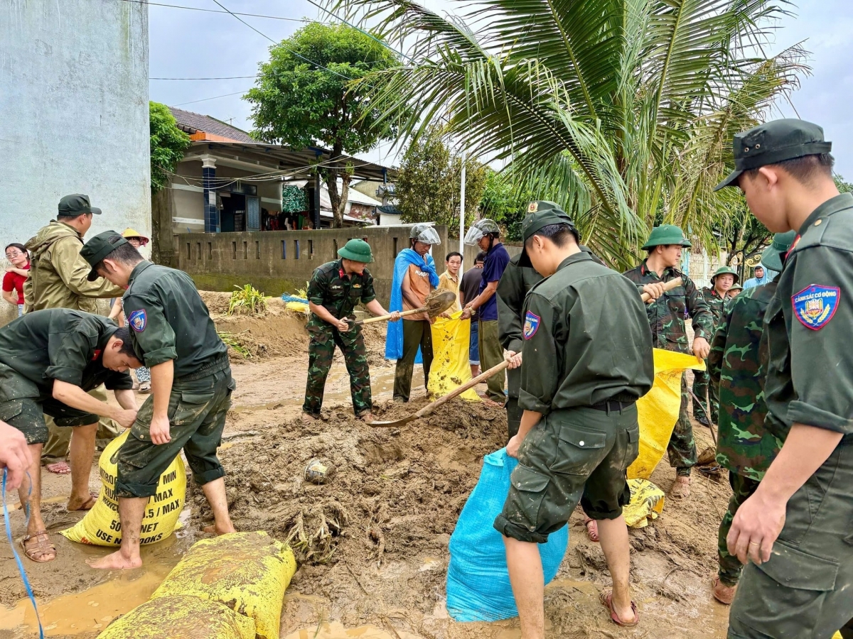 Các lực lượng triển khai gia cố bờ sông Thu Bồn (1).jpg