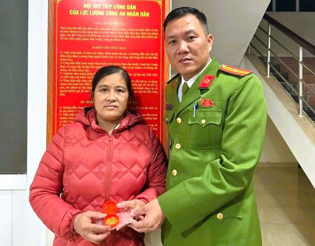 Công an xã Vĩnh Linh trao trả tài sản cho bà Phạm Thị Hoài