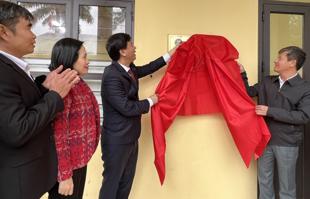 Các đại biểu thực hiện nghi thức khánh thành điểm trường Đá Đỏ