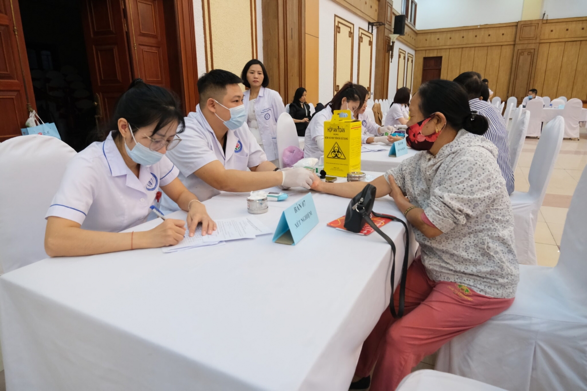 Các bác sỹ BV Nội tiết Trung ương khám, kiểm tra đường huyết miễn phí cho người dân tại tỉnh Ninh Bình