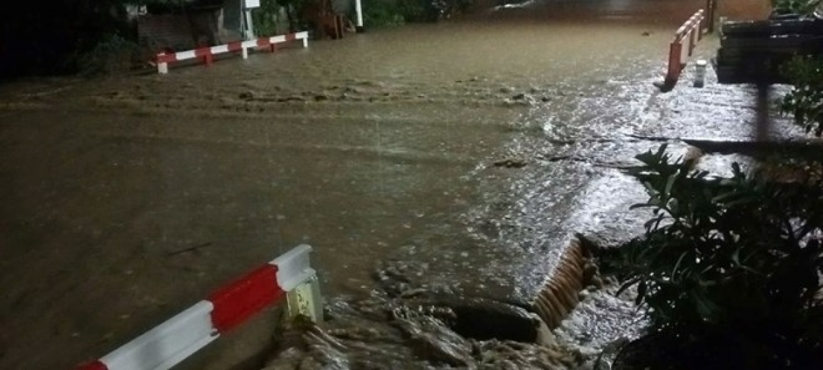 Mưa lớn ở Khánh Hòa khiến một số đoạn đường sắt khu gian Ngã Ba - Cam Thịnh Đông bị ngập ngày 16.11. Ảnh: Đường sắt